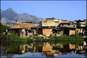 Beleza natural e miséria social - O outro lado da Cidade Maravilhosa (Natural beauty and social poverty - The other side of the Wonderful City)